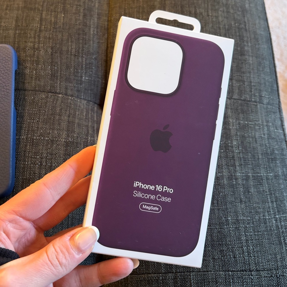 Apple iPhone 16 Pro MagSafe Silicone Case - Deep Purple